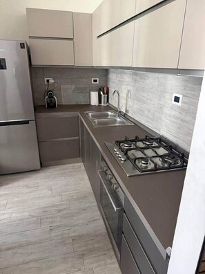 Horno, placa de cocina, lavavajillas, cafetera/tetera