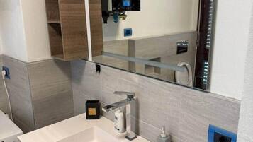 Dusche, Haartrockner, Bidet, Handtücher