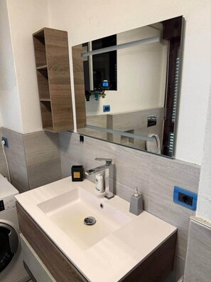 Douche, sèche-cheveux, bidet, serviettes fournies