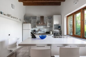 Frigorifero, forno, piano cottura, lavastoviglie