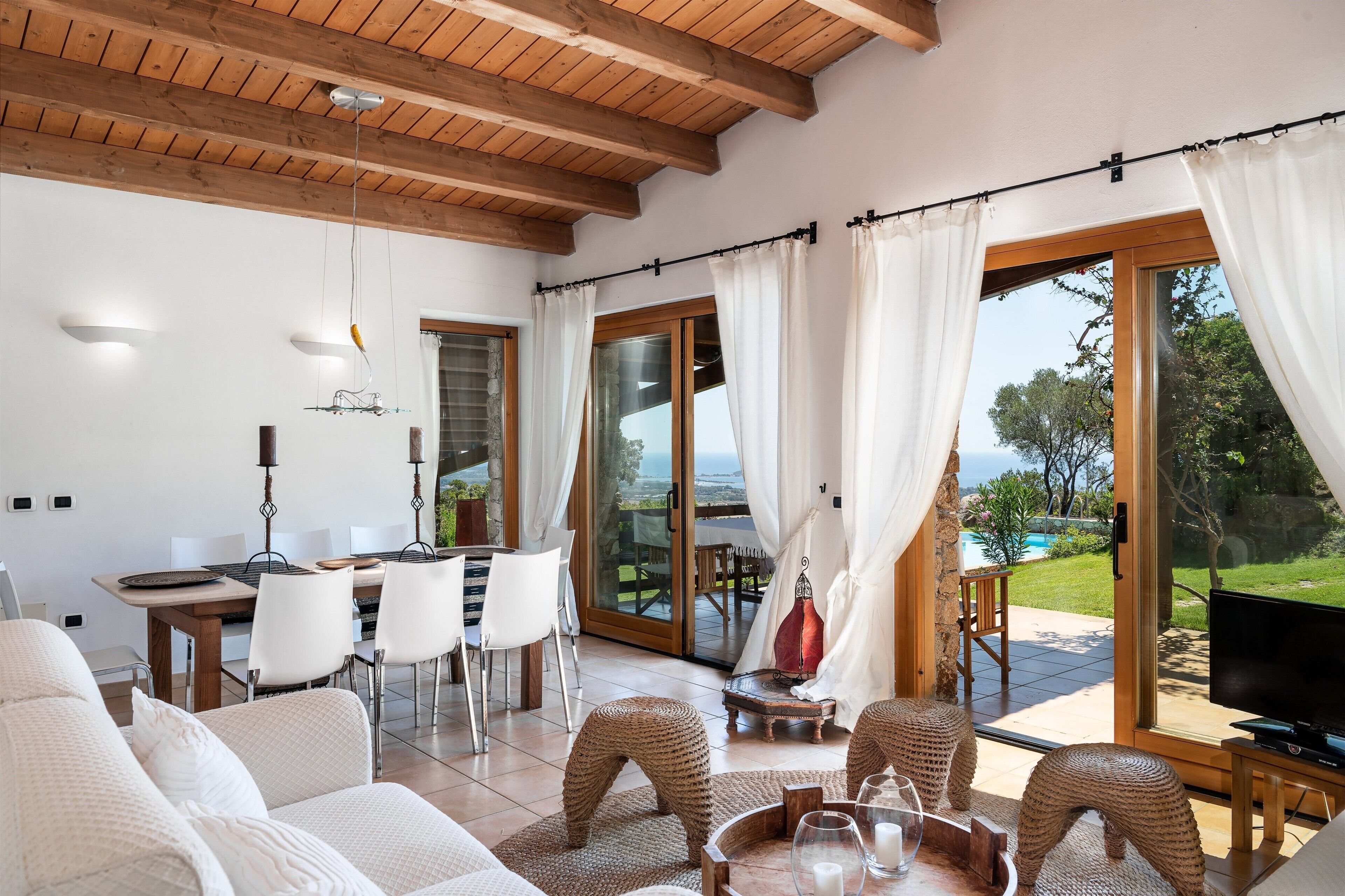 Televisión, chimenea, reproductor de DVD