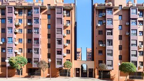 A multi-story residential building with balconies, air conditioning units, and a central entrance. - Stylish accommodation: 2 bedrooms, air conditioning and all mod cons HOR1K1B (Madrid)