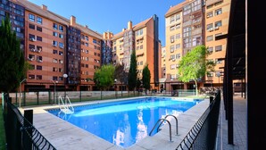 A swimming pool surrounded by apartment buildings with balconies and air conditioning units. - Stylish accommodation: 2 bedrooms, air conditioning and all mod cons HOR1K1B (Madrid)