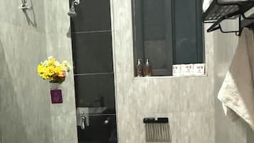 Bidet, Handtücher, Seife, Toilettenpapier