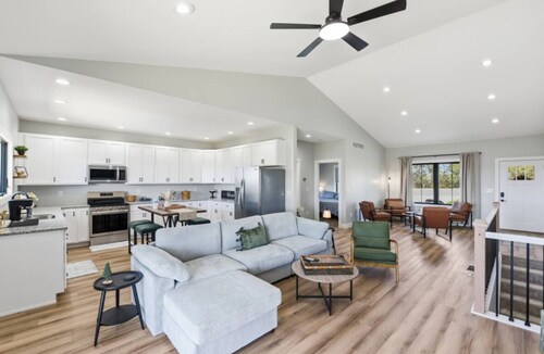 New 4 bedroom 7 Miles from Ark Encounter Williamstown Ky. with Pool