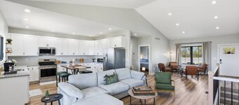 New 4 bedroom 7 Miles from Ark Encounter Williamstown Ky. with Pool