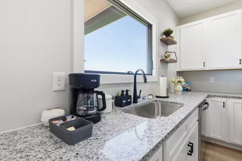 New 4bedroom farmhouse 7 Miles from Ark Encounter Williamstown with Pool