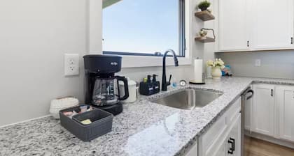 New 4-bedroom farmhouse 7 Miles from Ark Encounter with Saltwater Pool