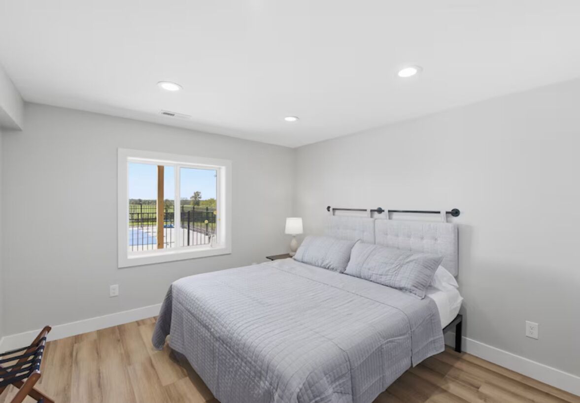 4 bedrooms, iron/ironing board, WiFi, bed sheets