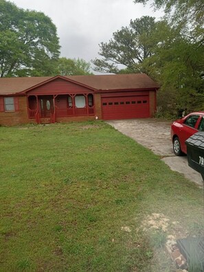 Exterior - Red Brick Home Near Old  Downtown Conyers Parks and Restaurants (Conyers)