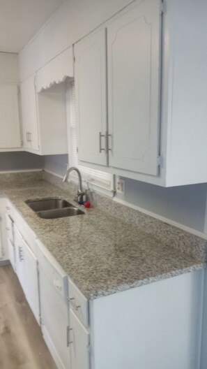 Private kitchen - Red Brick Home Near Old  Downtown Conyers Parks and Restaurants (Conyers)