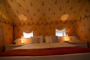 Luksustelt, terrasse, hageutsikt | Safe på rommet, strykejern/-brett og wi-fi (inkludert)