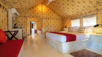 Familie tent, terras, uitzicht op tuin | Een kluis op de kamer, een strijkplank/strijkijzer, gratis wifi