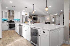 ثلاجة، ميكروويف، فرن، موقد طهي مسطح