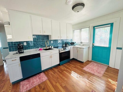 Coastal-chic cottage, two blocks from the  Beach! Freshly renovated 2-bed, 2-bath sleeps up to 8 and blends relaxed island style with modern comforts. Enjoy a full kitchen for easy at‑home meals, smart TVs in every room, and an amazing coastal patio