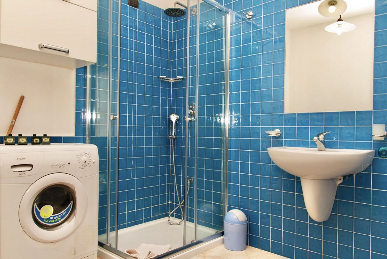 Een douche, een bubbelbad, een bidet, handdoeken