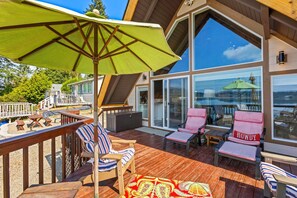 House | 1 bedroom - Beautifully Remodeled Beach Front A-frame (Shelton)