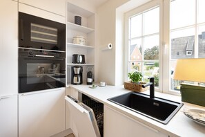 Jääkaappi, mikroaaltouuni, uuni, liesi