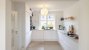 Een koelkast, een magnetron, een oven, een kookplaat