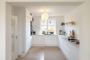 Frigorífic, microones, forn i placa de cuina 