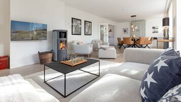 Fernseher, Kamin, Tischtennisplatte