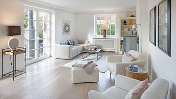 Een televisie, een open haard en een tafeltennistafel