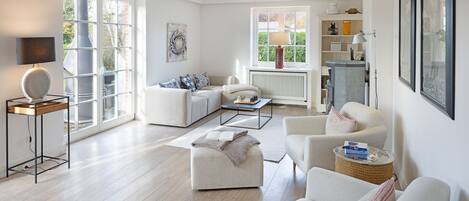 Een televisie, een open haard en een tafeltennistafel