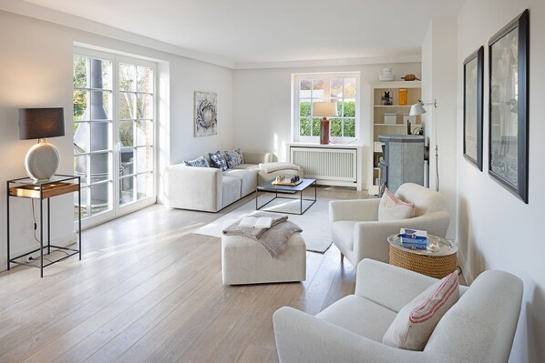 Televisor, llar de foc i taula de tennis de taula 