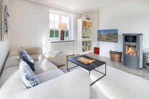 Télévision, cheminée, table de tennis de table