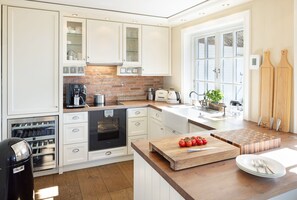 ثلاجة، فرن، موقد طهي مسطح، غسالة أطباق