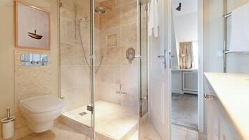 Een haardroger, handdoeken