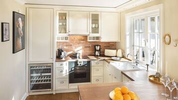 Een koelkast, een oven, een kookplaat, een vaatwasser