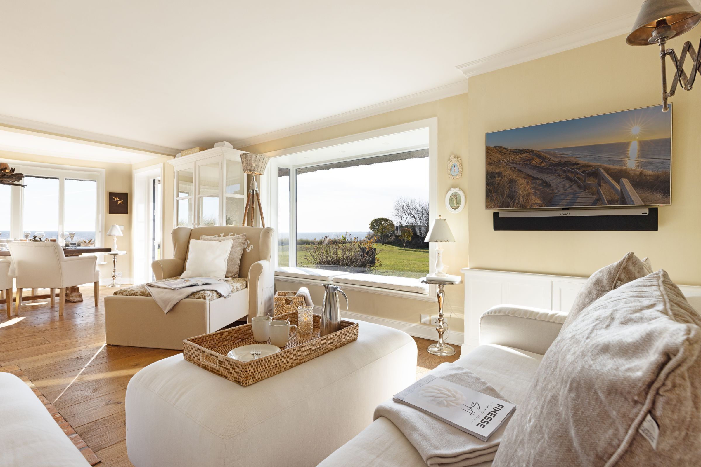 Een televisie, een open haard en een tafeltennistafel