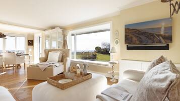 Een televisie, een open haard en een tafeltennistafel