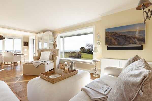 TV, fireplace, table tennis