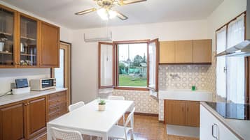 Kühlschrank, Mikrowelle, Herdplatte, Wasserkocher mit Kaffee-/Teezubehör