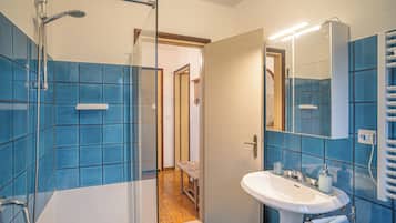 Dusche, Haartrockner, Bidet, Handtücher