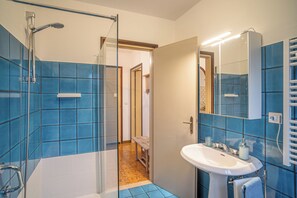 Douche, sèche-cheveux, bidet, serviettes fournies