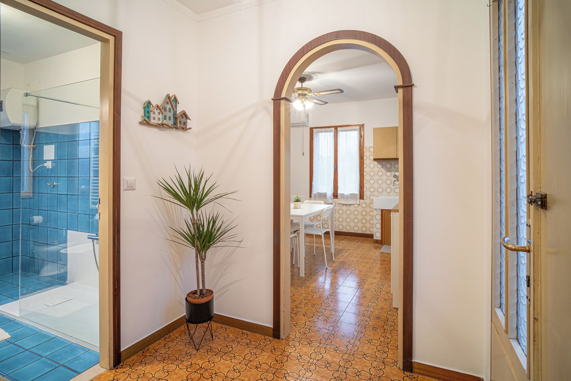 淋浴设施、吹风机、坐浴桶、毛巾