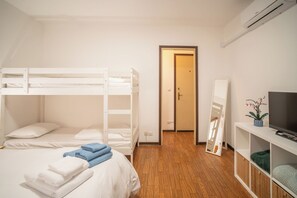 1 bedroom, iron/ironing board, travel crib, free WiFi - La Casetta di Roveredo, independent house. Near the Dolomites and Aviano Base (Roveredo in Piano)
