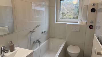 Haartrockner, Handtücher, Seife, Toilettenpapier