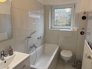 Hårtørrer, håndklæder, Sæbe, Toiletpapir