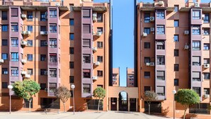 A multi-story residential building with balconies, air conditioning units, and a central entrance. - M Hor1k1b Vivienda con Estilo 2 Dormitorios Pi (Madrid)