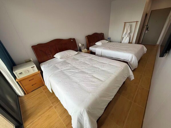 Habitación superior con 2 camas individuales, vistas al mar | Caja fuerte y wifi gratis