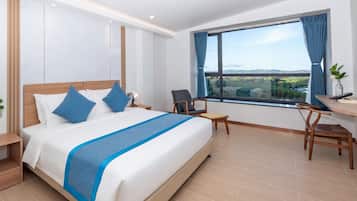 Deluxe Ocean View Shared Pool Suite | Minibar (con alcuni snack e alcune bevande gratis), cassaforte in camera
