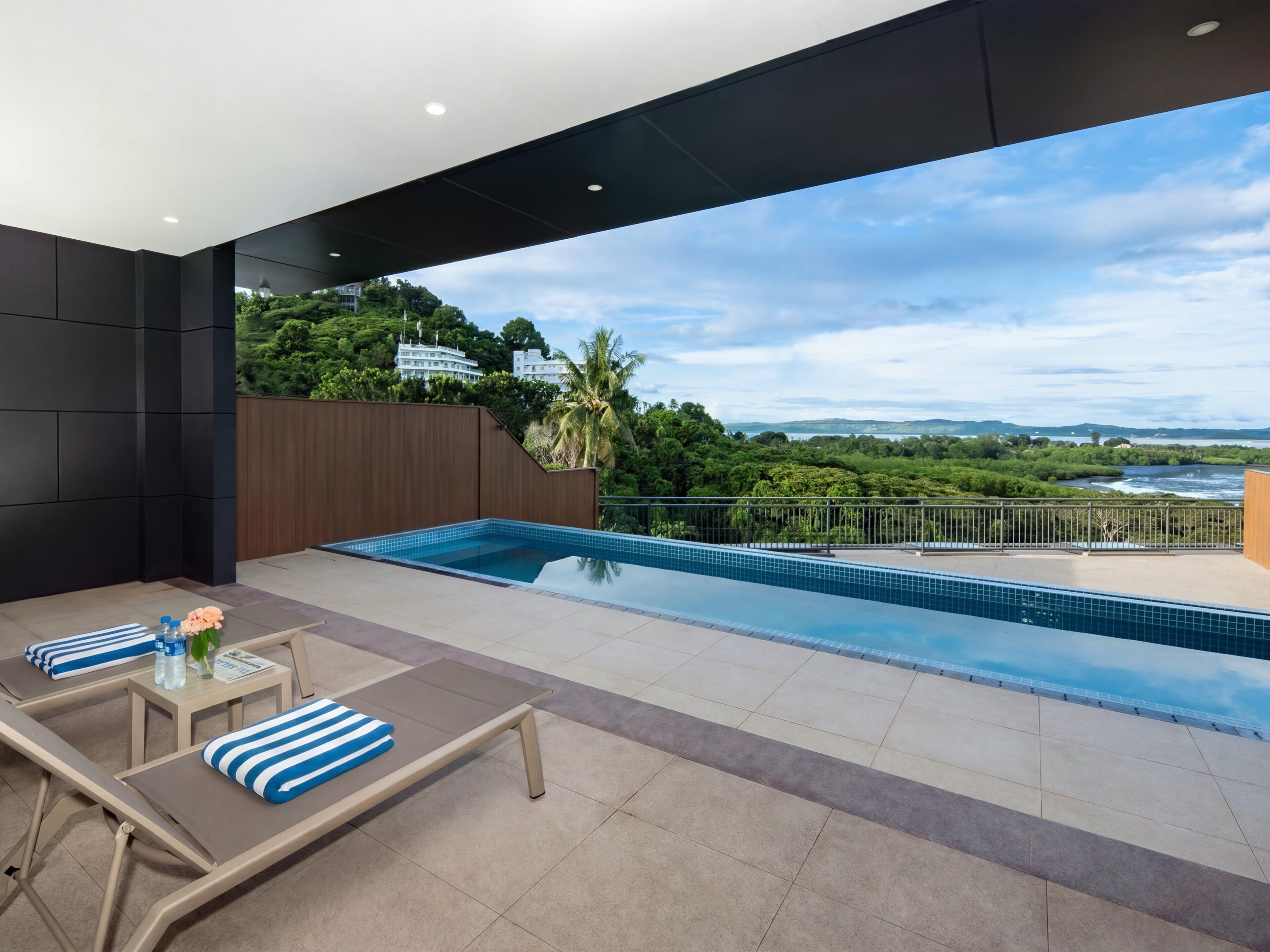 Deluxe Ocean View Shared Pool Suite | Minibar với thức ăn, đồ uống miễn phí, két bảo mật tại phòng 