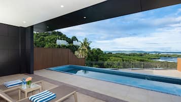 Deluxe Ocean View Shared Pool Suite | Minibar với thức ăn, đồ uống miễn phí, két bảo mật tại phòng