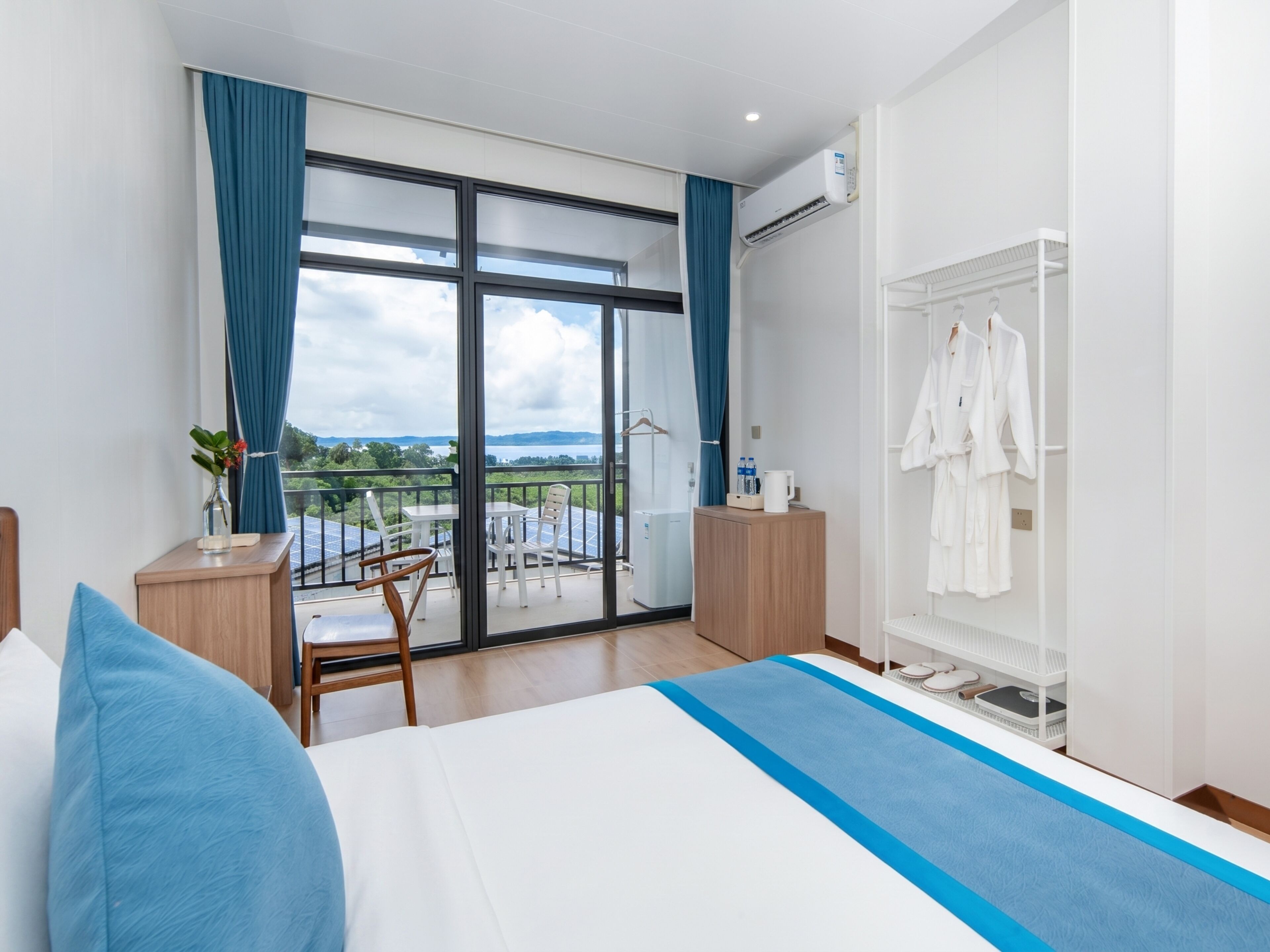 Ocean View Twin Room | Mini-bar avec articles gratuits, coffres-forts dans les chambres
