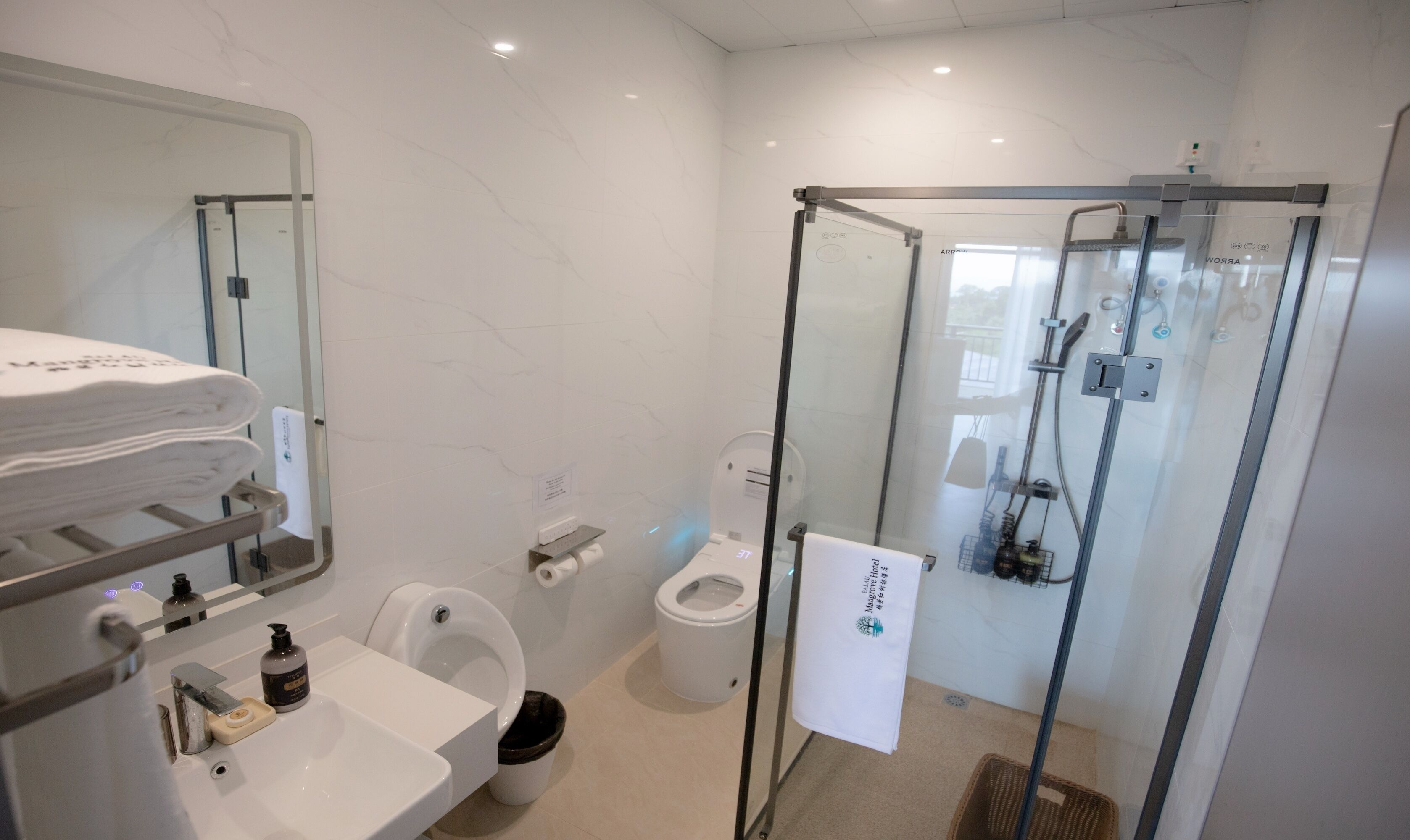 Ocean Studio Suite | Badezimmer | Dusche, Regendusche, Haartrockner, Hausschuhe