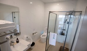 Ocean Studio Suite | Kylpyhuone | Suihku, sadesuihkupää, hiustenkuivaaja, tohvelit